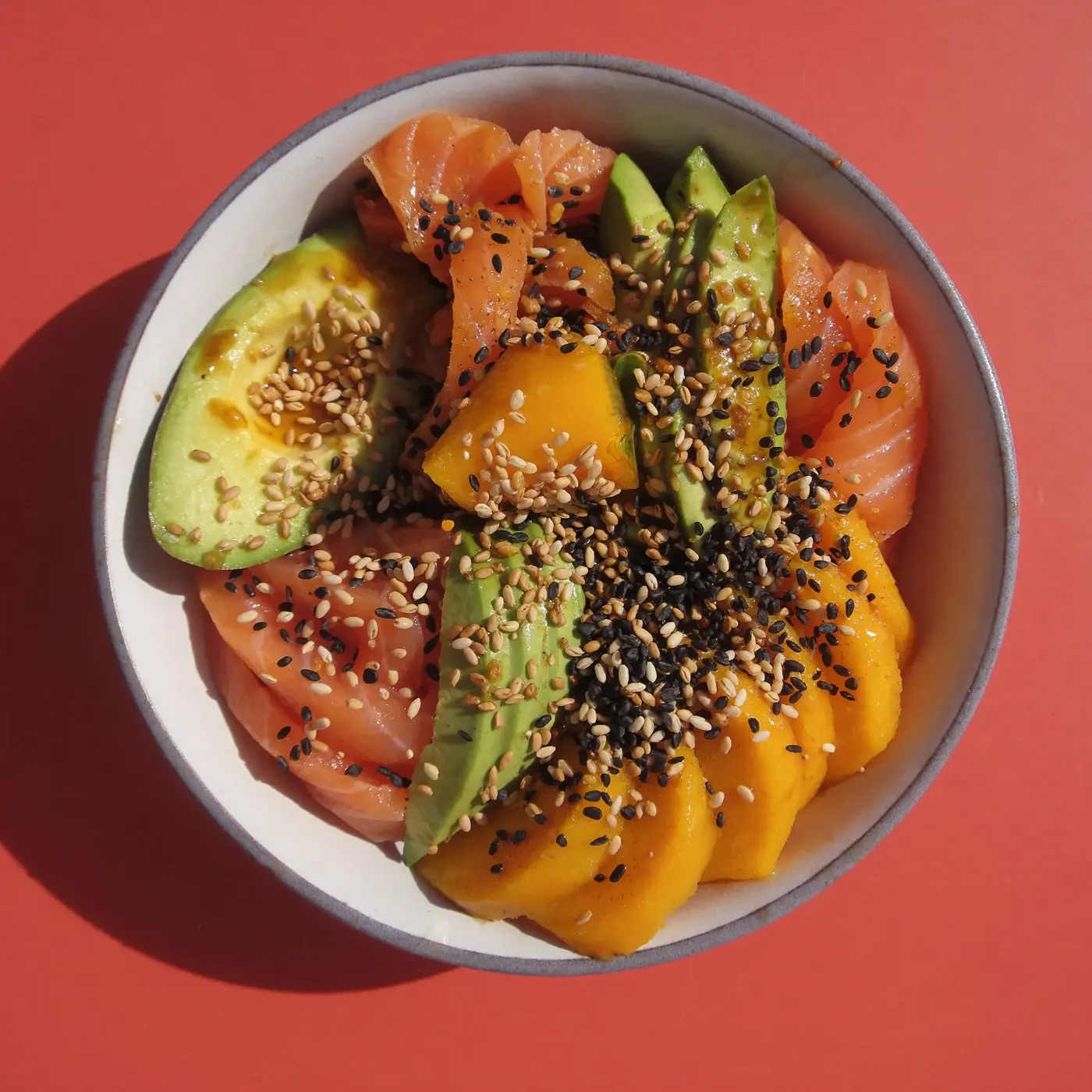 Poke Bowl mit Lachs, Avocado und Mango von oben